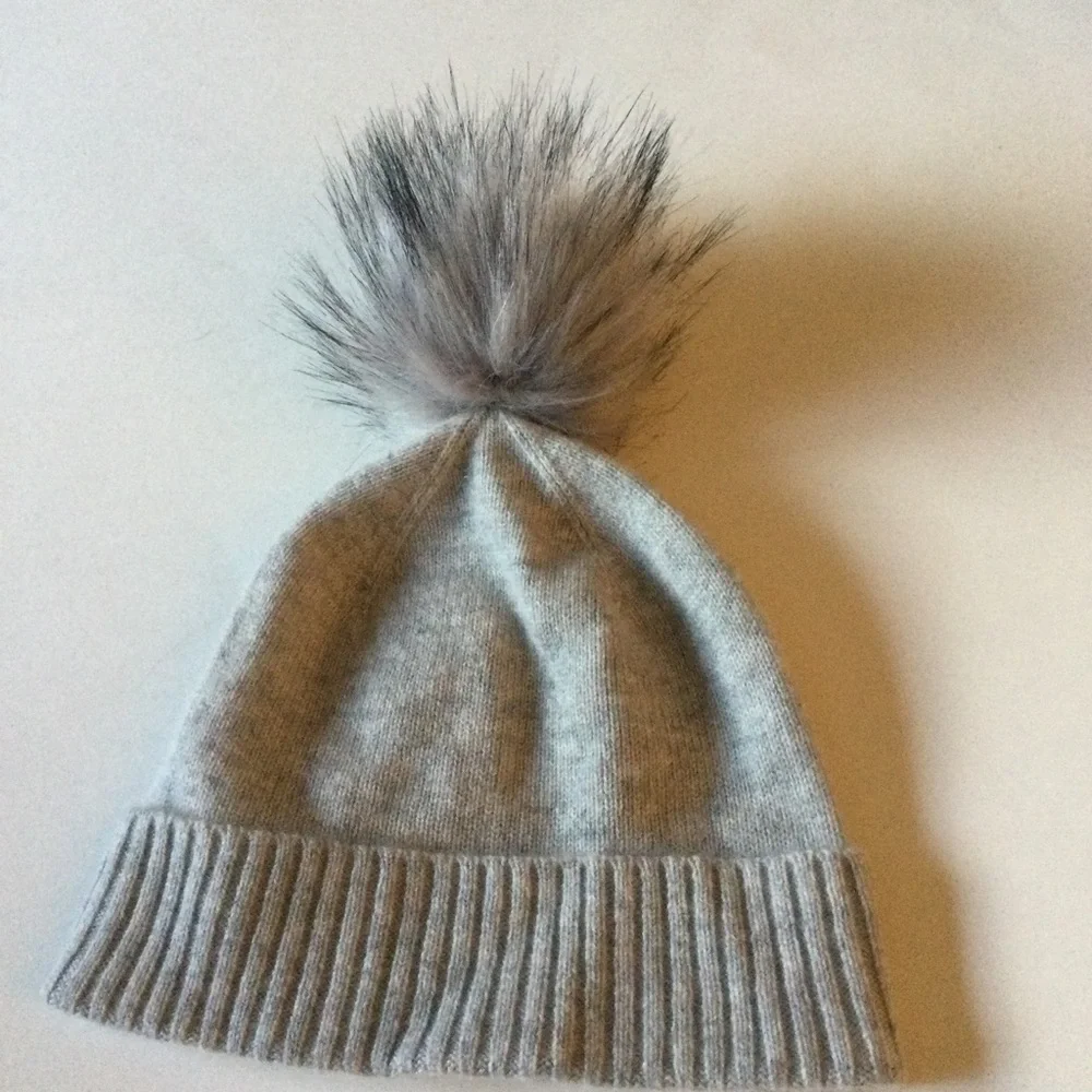 NORDSTROM RACK CASHMERE KNIT BEANIE WITH FAUX FUR POM GREY NWT
